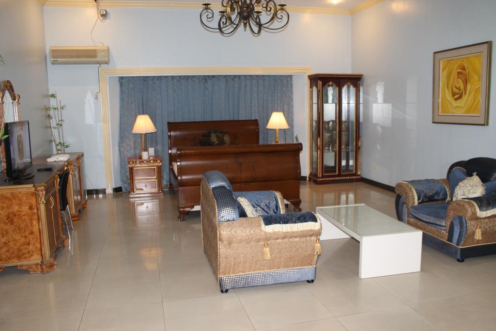Prince Hotel Angeles Room photo
