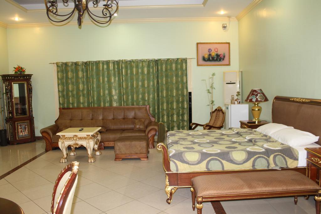 Prince Hotel Angeles Room photo