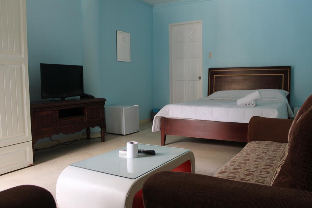 Prince Hotel Angeles Room photo